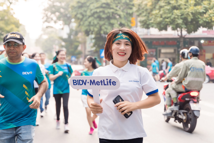 BIDV MetLife 직원이 BIDVRUN 2023 레이스에 참가합니다.