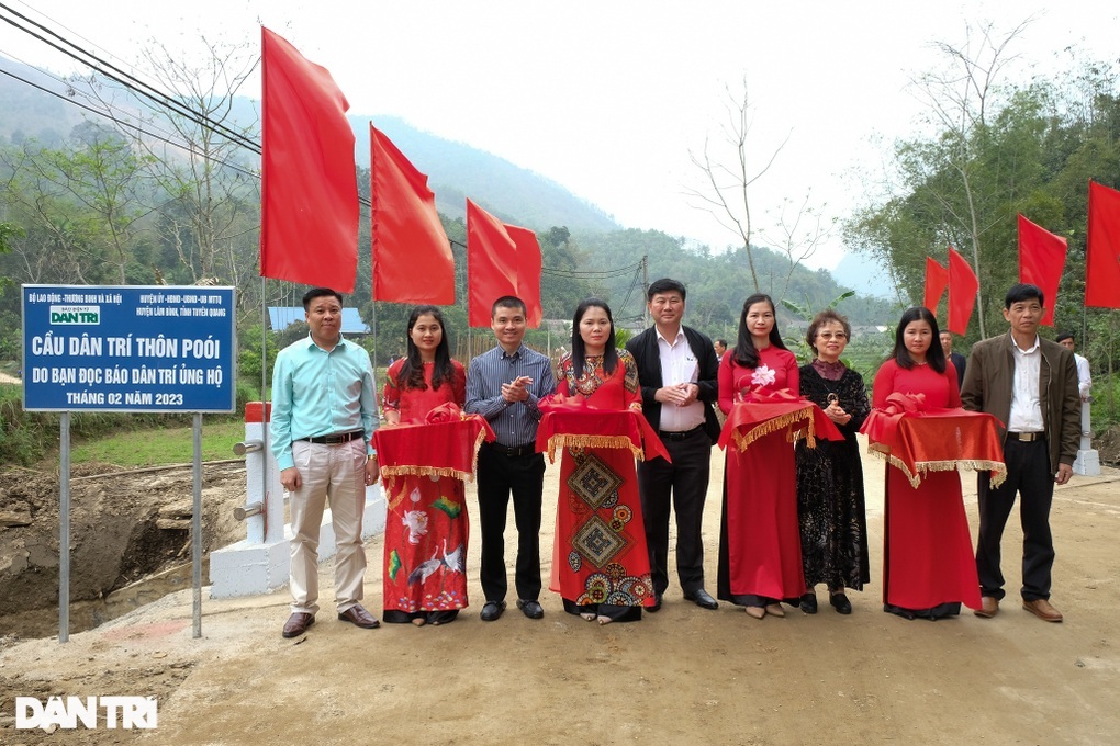 Những chiếc xe chở lúa băng băng qua cây cầu Dân trí ở nơi thôn nghèo - 2