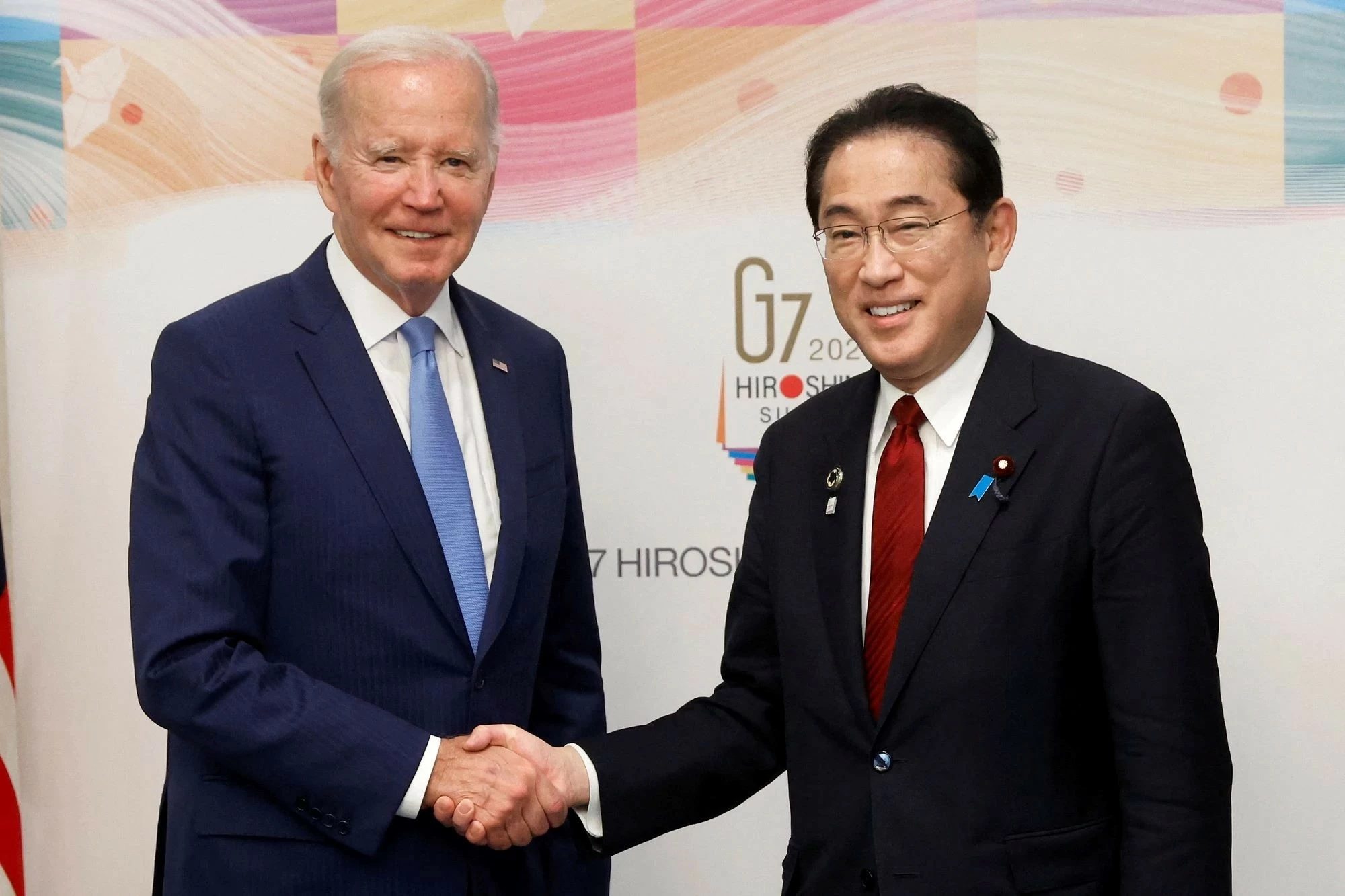 Tổng thống Mỹ Joe Biden (trái) bắt tay với Thủ tướng Nhật Bản Fumio Kishida trước hội đàm ngày 18.5 tại Hiroshima, Nhật Bản