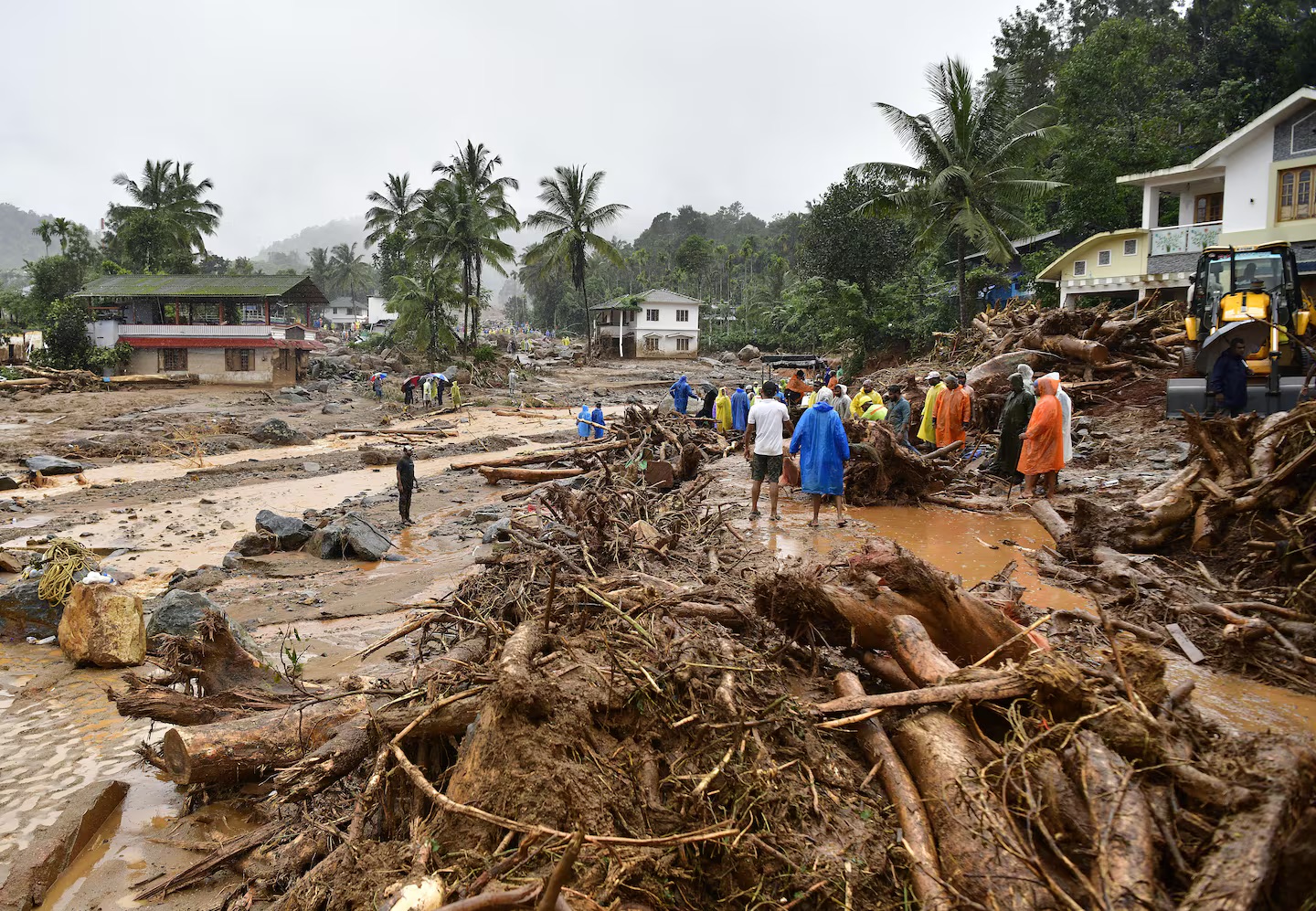 Le nombre de personnes tuées dans le terrible tremblement de terre en Inde est passé à 106.