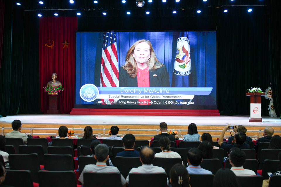 L'envoyé spécial du président américain Joe Biden pour les partenariats mondiaux au département d'État américain s'exprime lors de l'événement Vietnam Climate Technology Startup Investment Connection. Photo : Ambassade des États-Unis au Vietnam