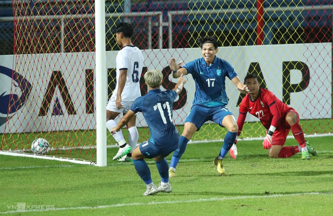 Thailand defeated Cambodia with two own goals, winning the right to enter the semi-finals as the top position of Group A. Photo: Lam Thoa