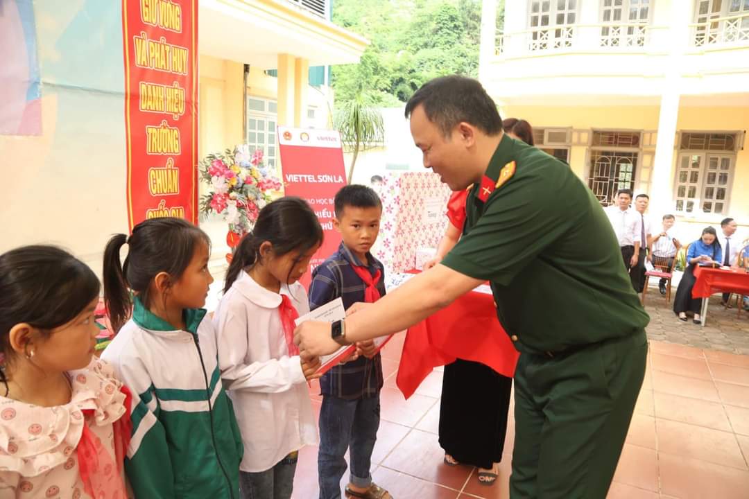 Viettel completó el programa de becas de 10 años porque soy un buen estudiante en segundo grado.