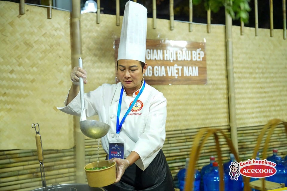 El Pho de Hanoi se sirve en el Festival de Cultura Gastronómica de Hanoi 2024.