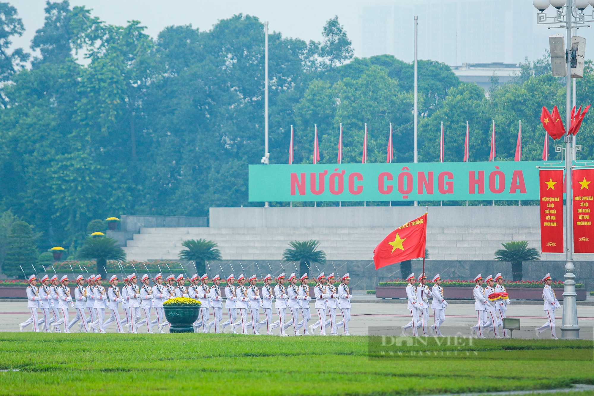 Người dân mặc áo cờ đỏ sao vàng tưng bừng xuống phố mừng kỉ niệm 70 năm ngày Giải phóng Thủ đô - Ảnh 3.