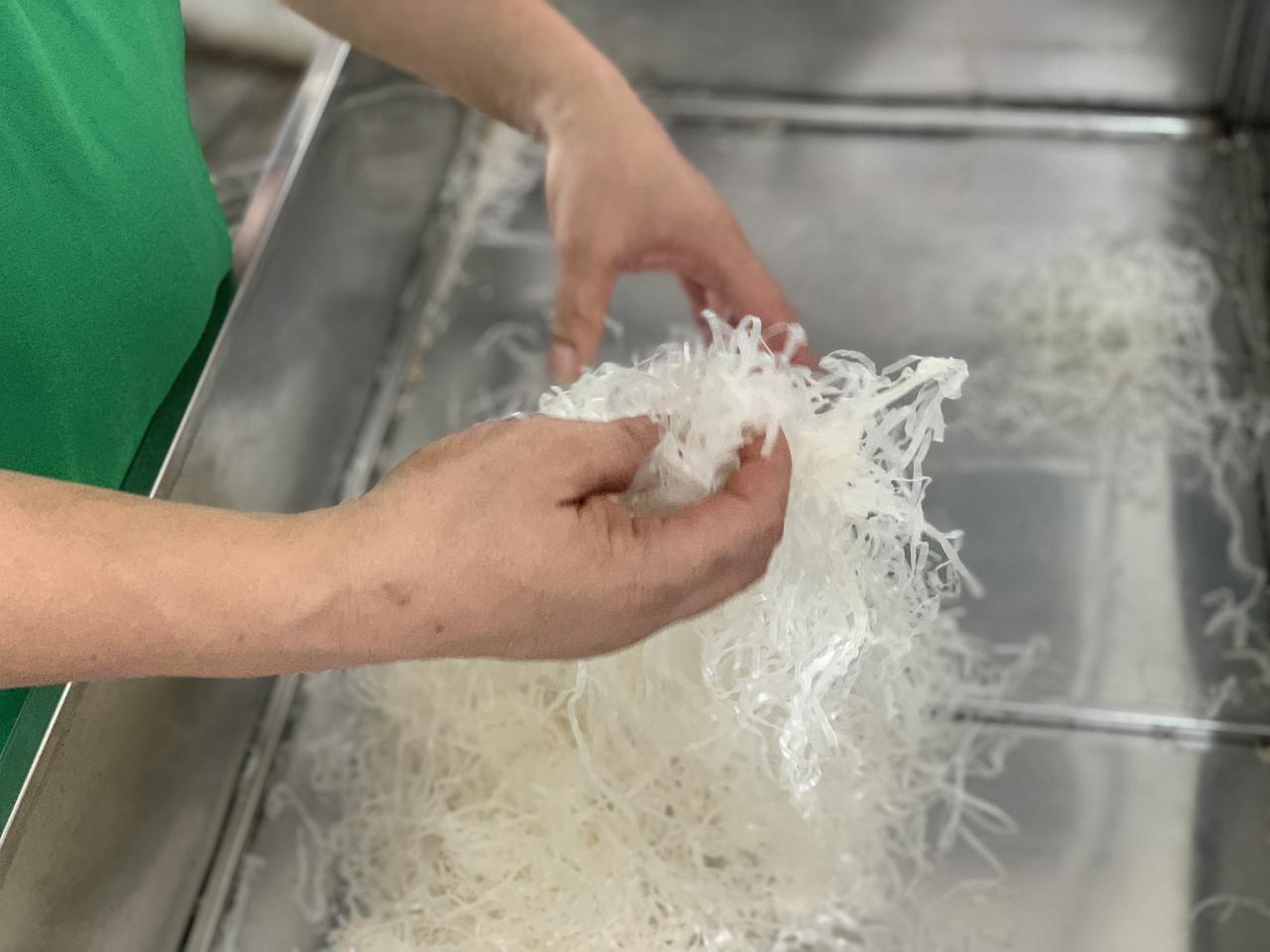 El papel de arroz utilizado en este plato es blanco y fino. Foto: Nhat Minh