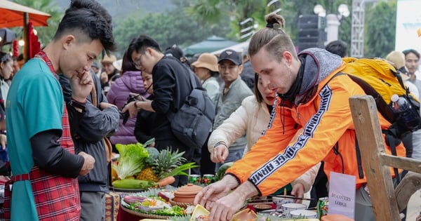 Ausländische Touristen genießen begeistert die kulinarischen Aromen von Quang Binh