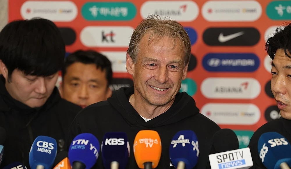 គ្រូ​បង្វឹក Klinsmann បាន​ឆ្លើយ​សម្ភាសន៍​យ៉ាង​រីករាយ​បើ​ទោះ​ជា​ត្រូវ​បាន​អ្នក​គាំទ្រ​ស្រែក​ហ៊ោ និង​សុំ​លាលែង​ពី​តំណែង​ក៏​ដោយ។