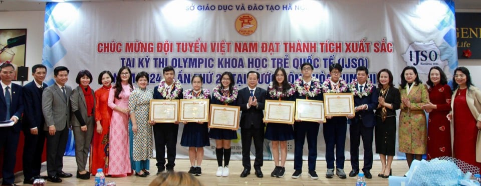 Ceremonia de felicitación para los excelentes estudiantes de Hanoi que regresan de la Olimpiada de Ciencias Juveniles - Foto 1