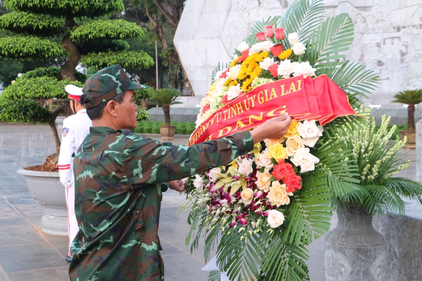 The Standing Committee of Gia Lai Provincial Party Committee offers flowers and incense at Dai Doan Ket Square, photo 2