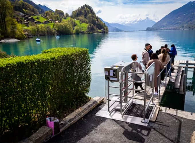 Turnstiles have been installed at the entrance to the pier in Iseltwald. Photo: Blick