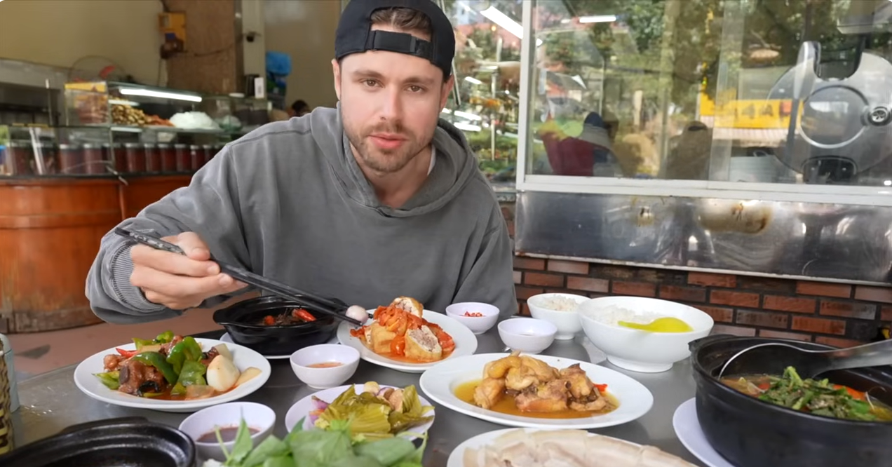 ភ្ញៀវ​បស្ចិមប្រទេស​ត្រឡប់​ទៅ​ភោជនីយដ្ឋាន​សំណព្វ​របស់​ពួកគេ​វិញ ដោយ​បង្ហាញ​ថា​វា​ជា​ការ​ខ្ជះខ្ជាយ​មិន​ត្រូវ​ញ៉ាំ​ម្ហូប​នៅ​ប្រទេស​វៀតណាម។