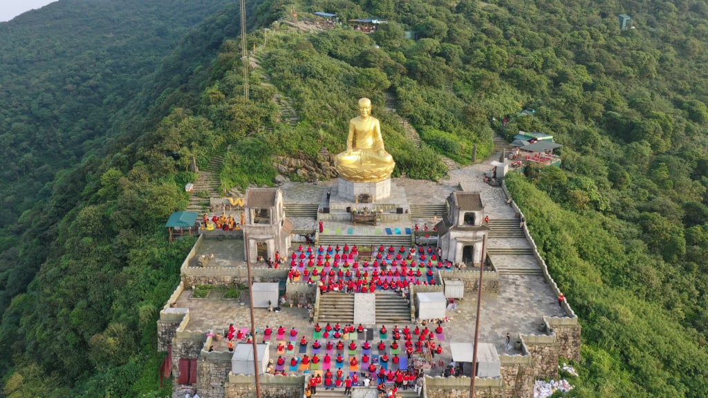 นักเรียน 300 คน แสดงโยคะ ณ พระพุทธรูปเอียนตู่