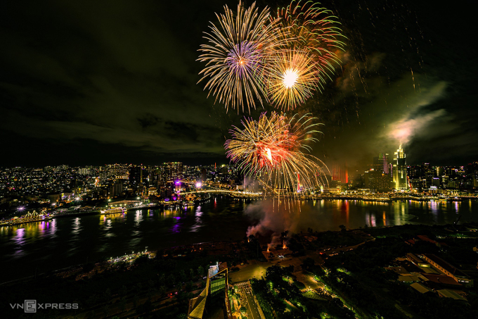 Fireworks display at the Saigon River tunnel entrance, Thu Duc City, 2022. Photo: Quoc Duy