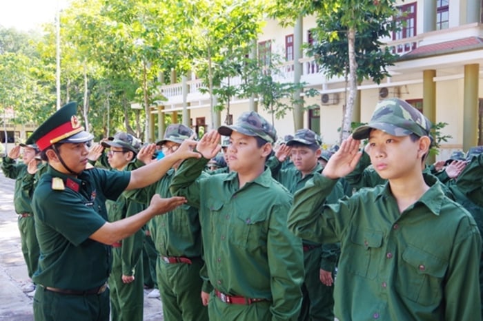 Студенты посещают военные курсы. (Иллюстрация)