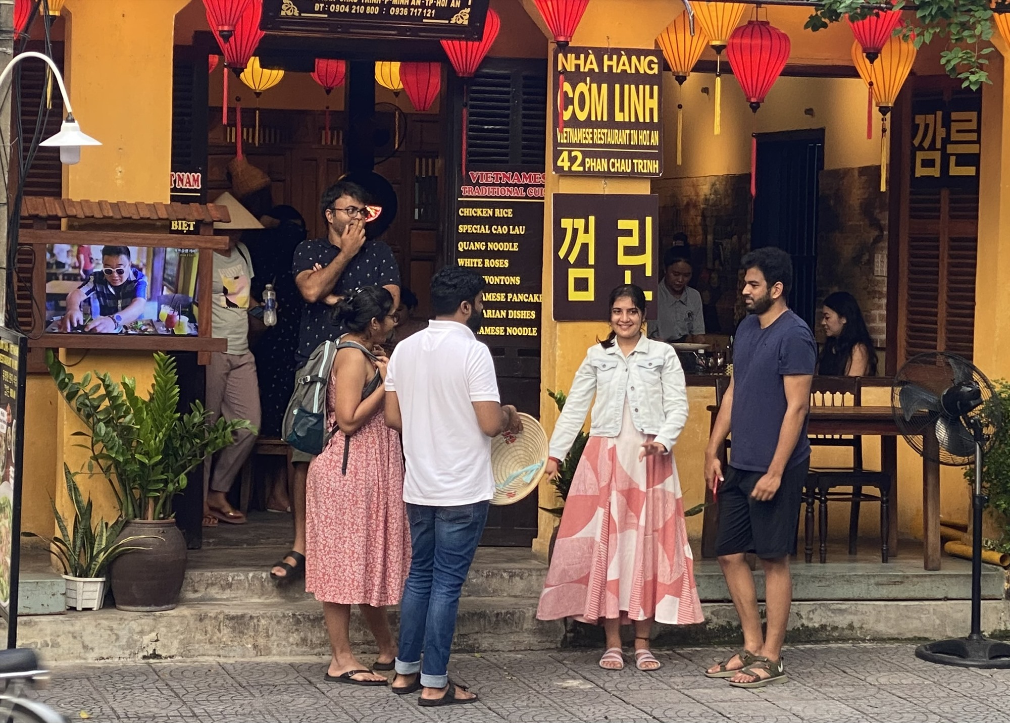 5월 15일 이후 판쩌우찐 거리에서는 다양한 문화, 예술, 봉사 활동이 진행됩니다. 사진: K.L