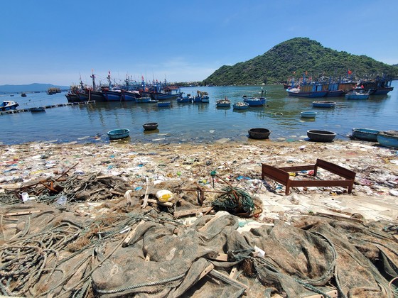 Garbage floods estuaries and fishing ports in Binh Dinh