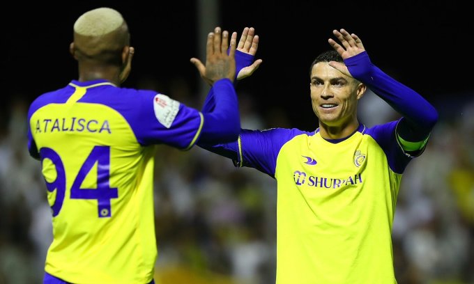 Ronaldo (rechts) feiert mit seinen Teamkollegen, nachdem er am 16. Mai bei Al Nassrs Sieg über Al Taee ein Tor erzielt hat. Foto: Al Nassr