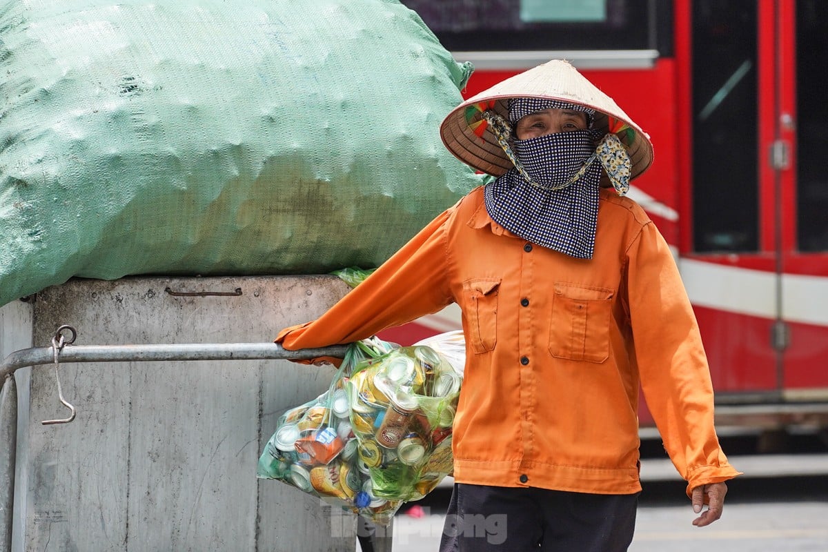 Arbeiter kämpfen unter der sengenden Sonne ums Überleben, während die Straßen in Hanoi über 50 Grad Celsius heiß sind. Foto 10