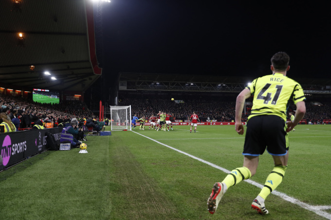 Declan Rice schießt einen Eckstoß beim 2:1-Sieg von Arsenal gegen Nottingham Forest in der 22. Runde der Premier League am 22. Januar im City Ground. Foto: Reuters