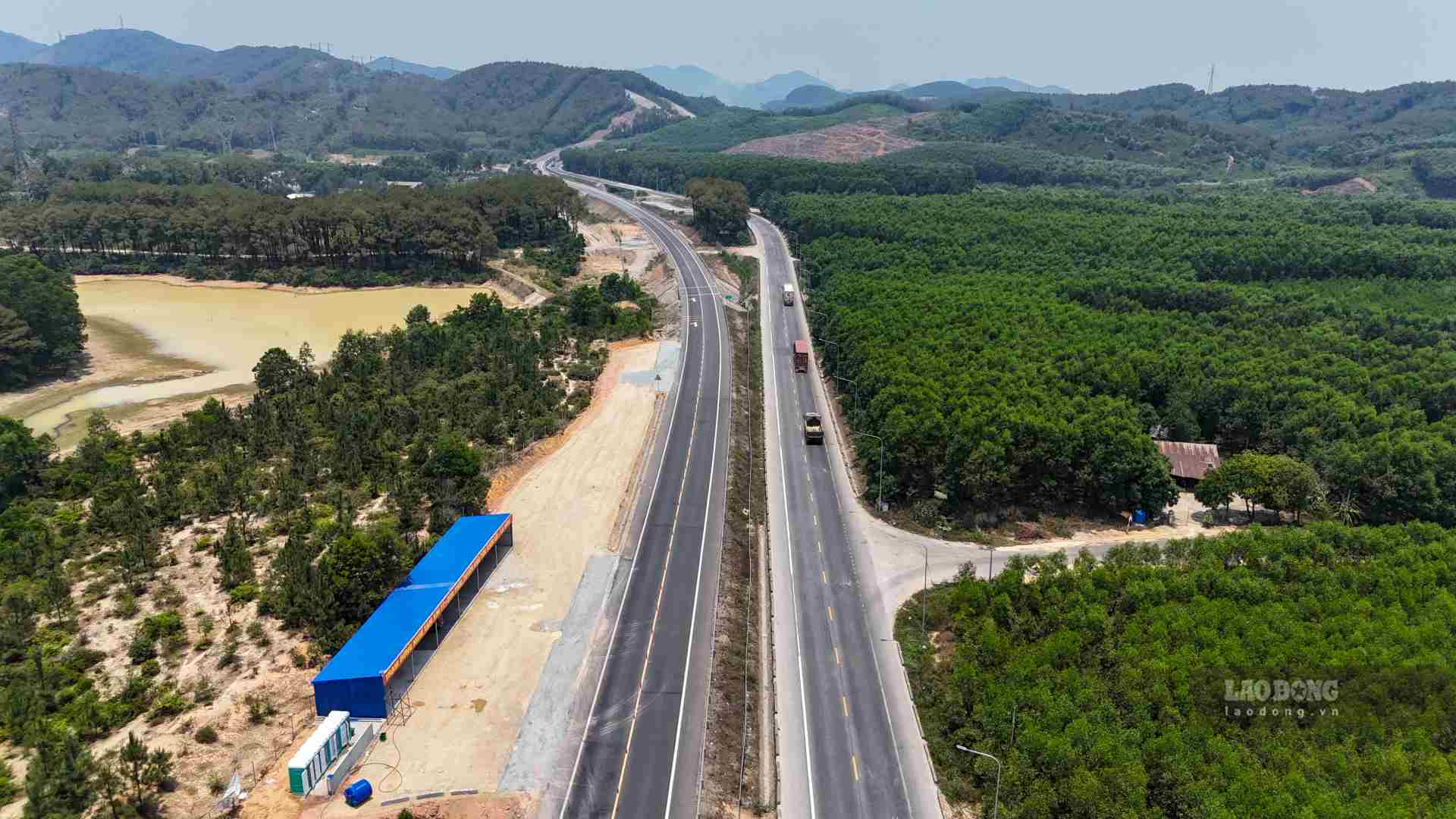 Ba hành lang kinh tế gồm: hành lang kinh tế Bắc - Nam gắn với quốc lộ 1, cao tốc đường bộ và đường sắt Bắc - Nam; hành lang kinh tế Đông - Tây với hệ thống cảng biển gắn với các cửa khẩu qua đường Hồ Chí Minh, các quốc lộ (49, 49D, 49E, 49F); hành lang kinh tế đô thị hướng biển và thúc đẩy các liên kết về không gian nội vùng với tỉnh Quảng Trị và TP Đà Nẵng qua hệ thống đường ven biển, quốc lộ 49B, đường sắt tốc độ cao.