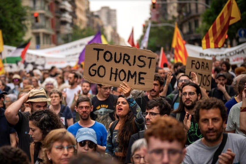 Einwohner Barcelonas protestieren gegen Overtourism. (Foto: AP)