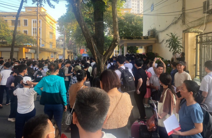 Eltern und neue Studenten warten gestern Morgen, am 28. August, auf die Anmeldung für einen Aufenthalt im Wohnheim der Hanoi University of Science and Technology. (Foto: Dan Viet)