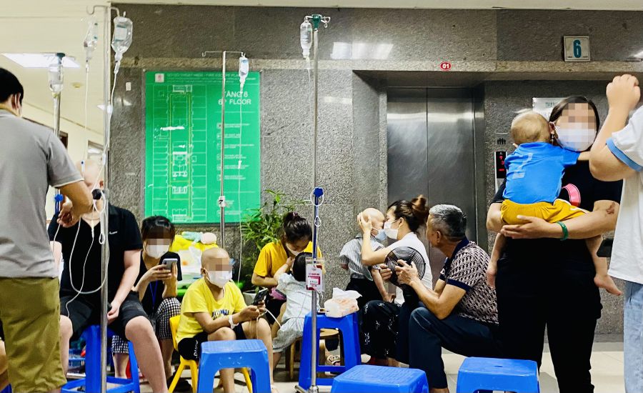 Viele Kinder, die im Nationalen Institut für Hämatologie und Bluttransfusion wegen Krebs behandelt werden, sind aufgrund eines Mangels an Behandlungschemikalien vielen Risiken ausgesetzt. Foto: Thuy Linh