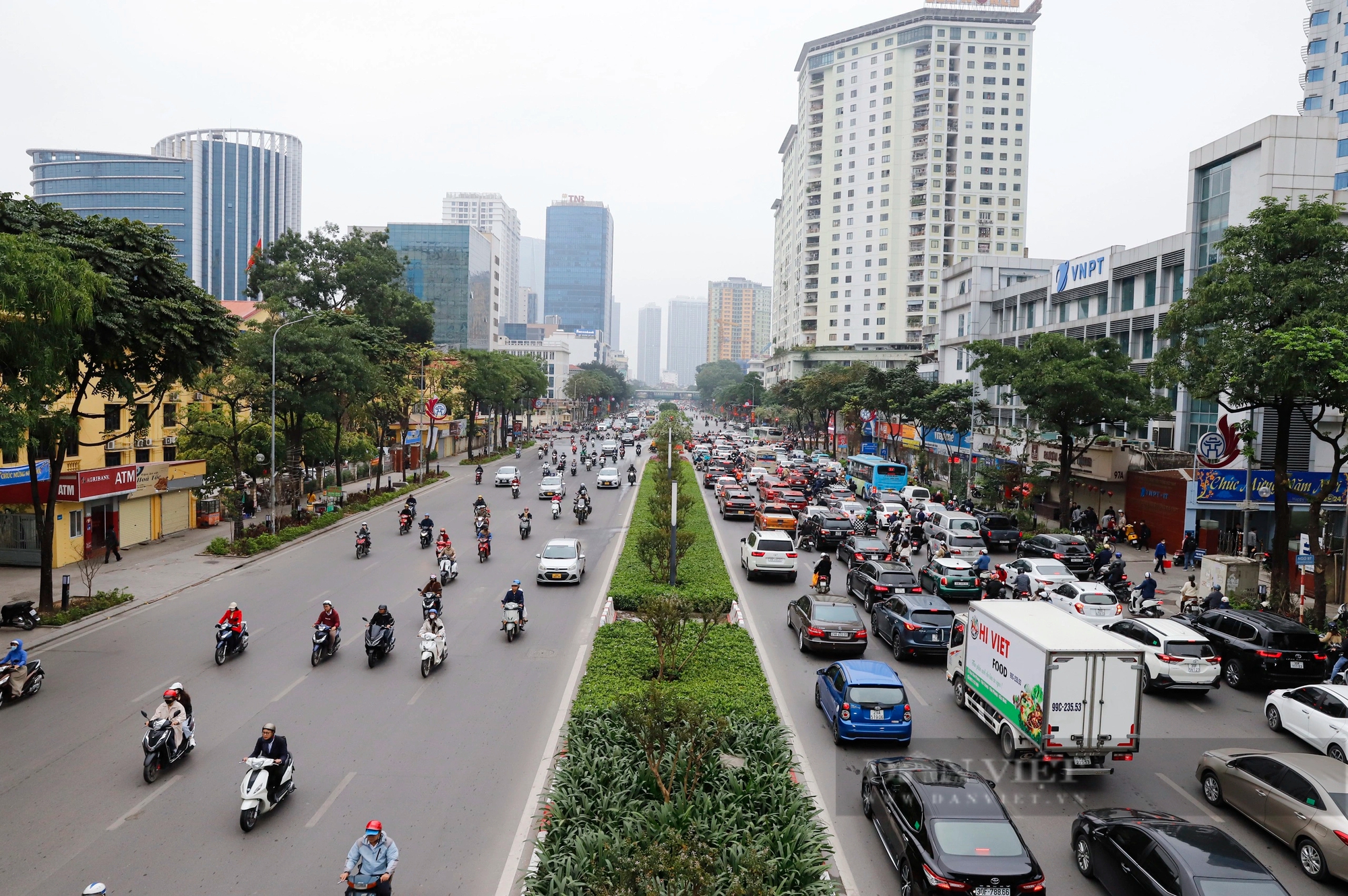 Các phương tiện bon bon lăn bánh trên đường phố Thủ đô trong ngày làm việc đầu tiên sau kỳ nghỉ Tết- Ảnh 6.