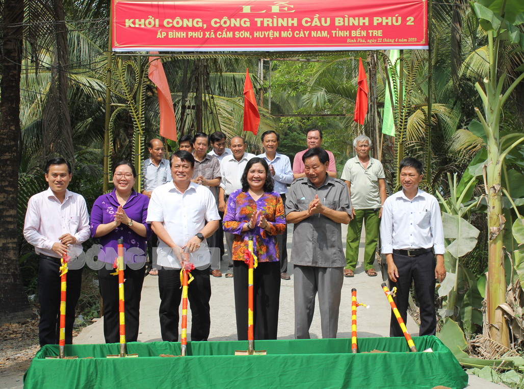 Đại biểu tham dự cắt băng khánh thành tuyến đường giao thông nông thôn ĐA.11.  