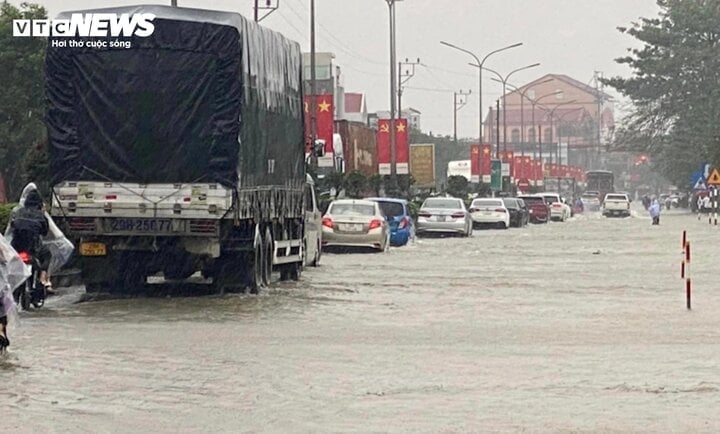 تسببت الأمطار الغزيرة في غمر الطريق السريع الوطني 1A عبر بلدة نجين (منطقة كان لوك، مقاطعة ها تينه) بشكل عميق، مما جعل حركة المرور صعبة. (الصورة: V.N)