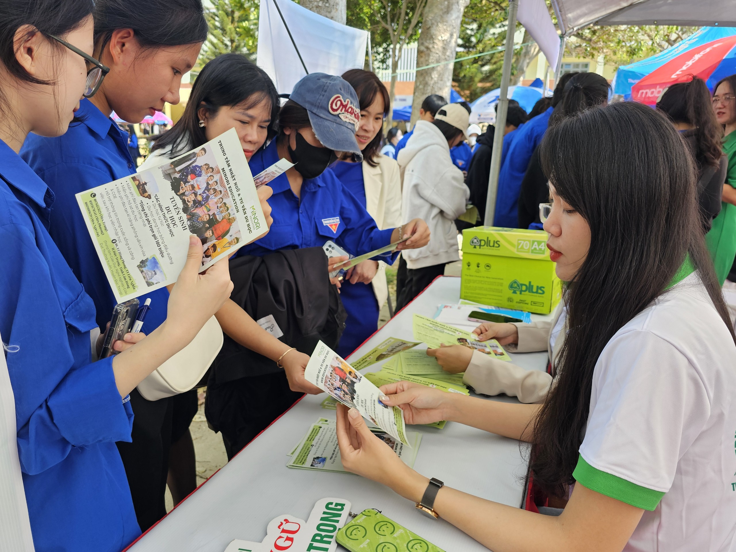 Gian hàng tại chương trình Tư vấn mùa thi níu chân học sinh- Ảnh 9.