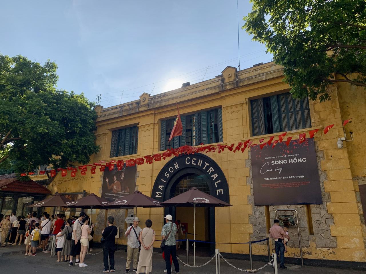 Hoa Lo Prison Relic is one of the constructions taken over by the Vietnamese army on October 10, 1954. On the occasion of the 69th anniversary of the Liberation of the Capital, the opening of the exhibition “Rolling Red River” was held here to recreate the atmosphere of the day the Capital was liberated. Currently, the relic site is visited by many domestic and foreign tourists. Photo: Nhat Minh