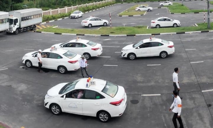 Two Hanoi driving training centers suspend enrollment for 3 months - 1