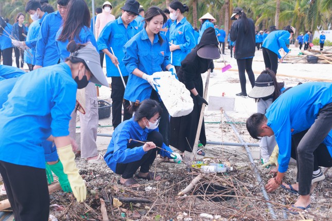 Zehntausende Jugendliche aus Ha Long schließen sich zusammen, um die Umwelt zu säubern. Foto 11