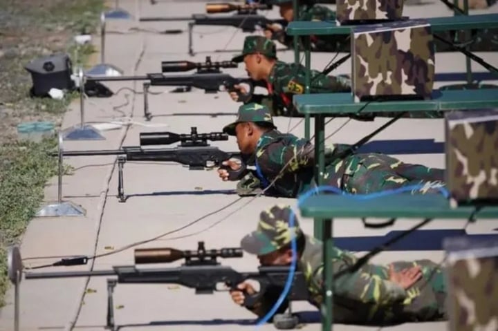 Les soldats vietnamiens (en haut) rivalisent avec les soldats d'autres pays. Photo : Baijiahao