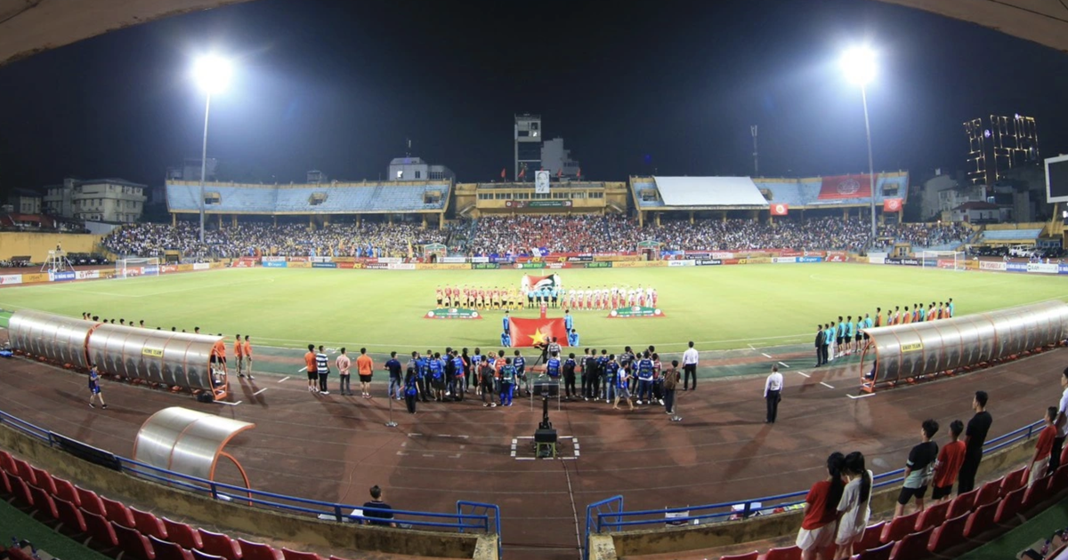 El equipo de Tailandia juega la Copa AFF en Hang Day, el estadio Viet Tri está reservado para Vietnam