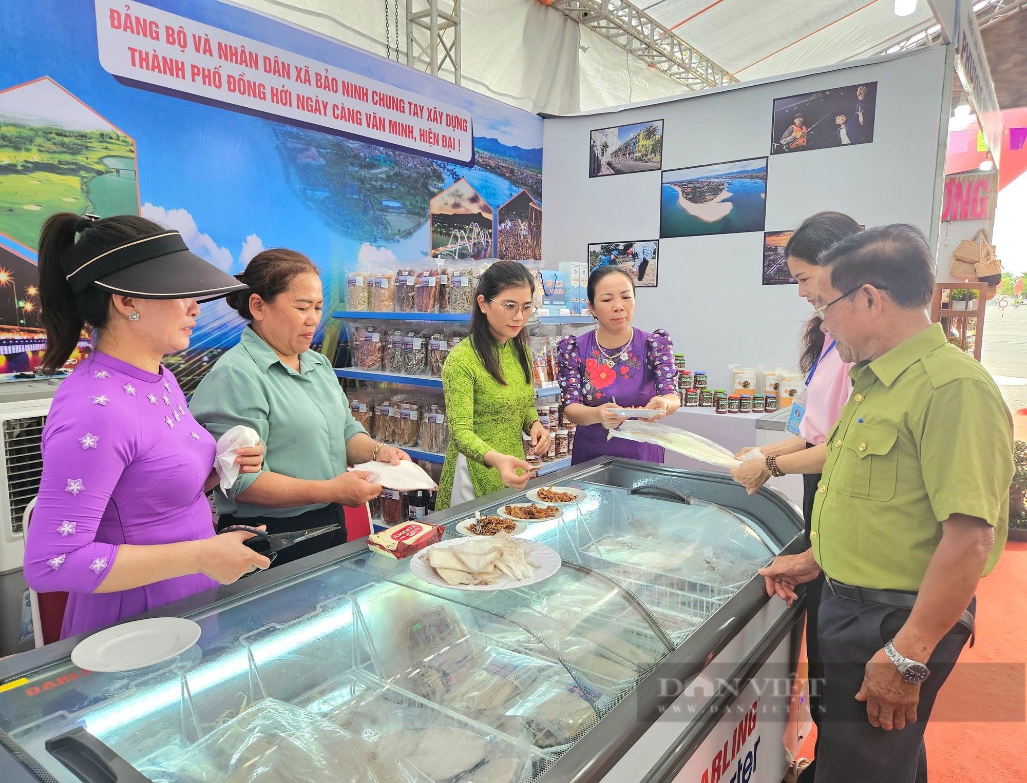 Hàng trăm sản phẩm OCOP trưng bày tại triển lãm kỷ niệm thành lập thành phố Đồng Hới (Quảng Bình) - Ảnh 2.