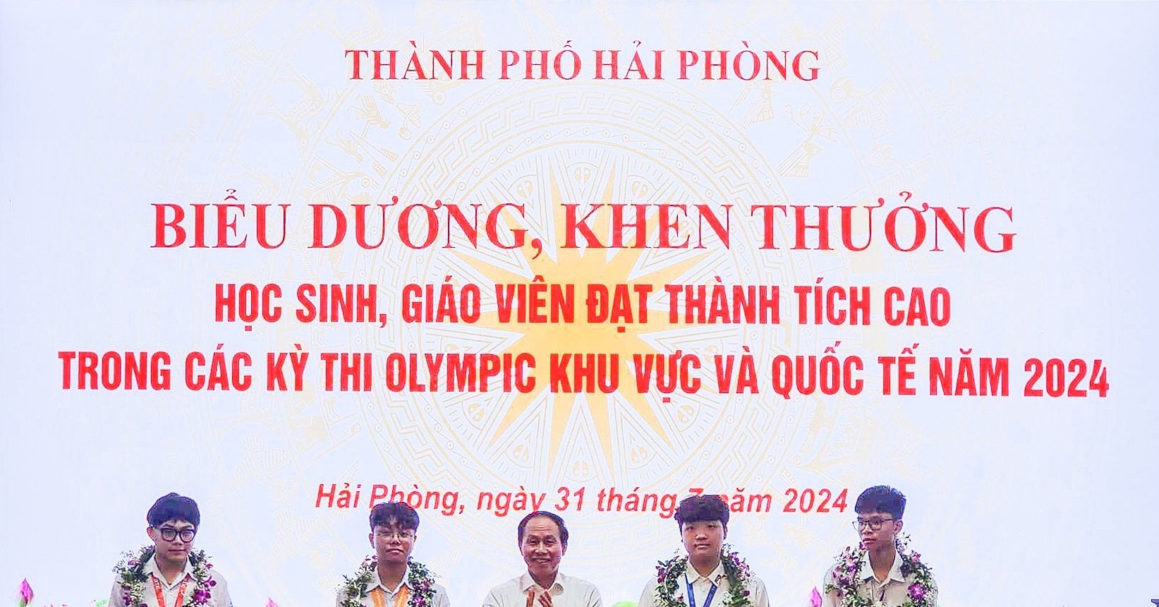 Hải Phòng thưởng nửa tỷ đồng cho nam sinh đạt Huy chương Vàng Olympic quốc tế