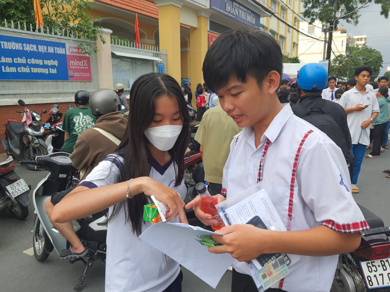 Em Nguyễn Thanh Sang tại điểm thi Trường Đoàn Thị Điểm, TP Cần Thơ cho biết đề thi toán em làm được 30 câu, dạng đề cũng trung bình không quá khó. Dự đoán có thể được 7 điểm - Ảnh: T. LŨY