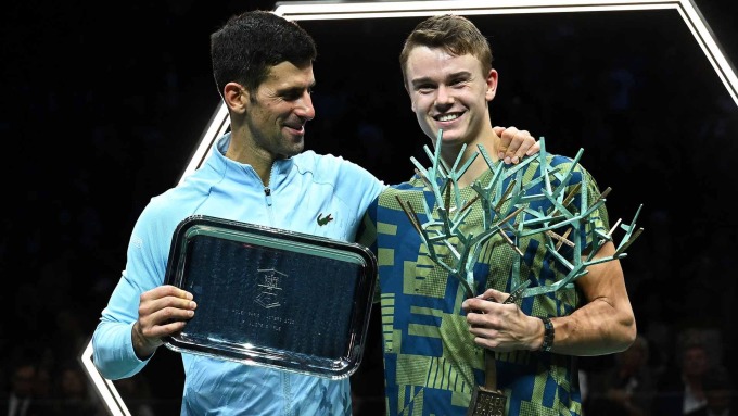 Rune (right) won the 2022 Paris Masters after defeating Djokovic in the final. Photo: ATP