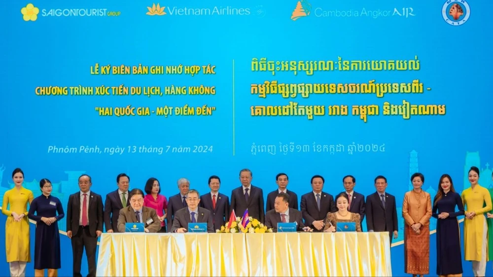 พิธีลงนามระหว่าง Saigontourist Group, Vietnam Airlines, Cambodia Tourism Association และ Cambodia Angkor Air มีประธานาธิบดี To Lam และผู้นำของทั้งสองประเทศเป็นสักขีพยาน