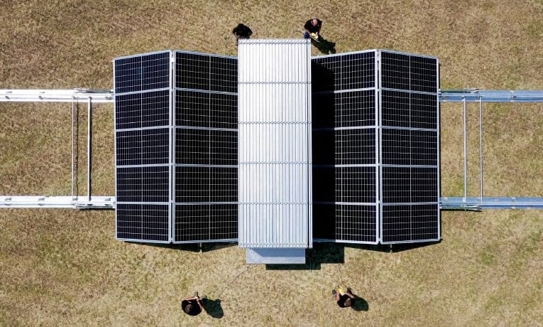 Une centrale électrique mobile « comprend » plus de 240 panneaux solaires