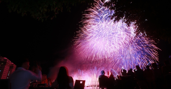 Deleite sus ojos con el enfrentamiento de "dragones gemelos" entre dos superpotencias de la industria mundial de los fuegos artificiales.