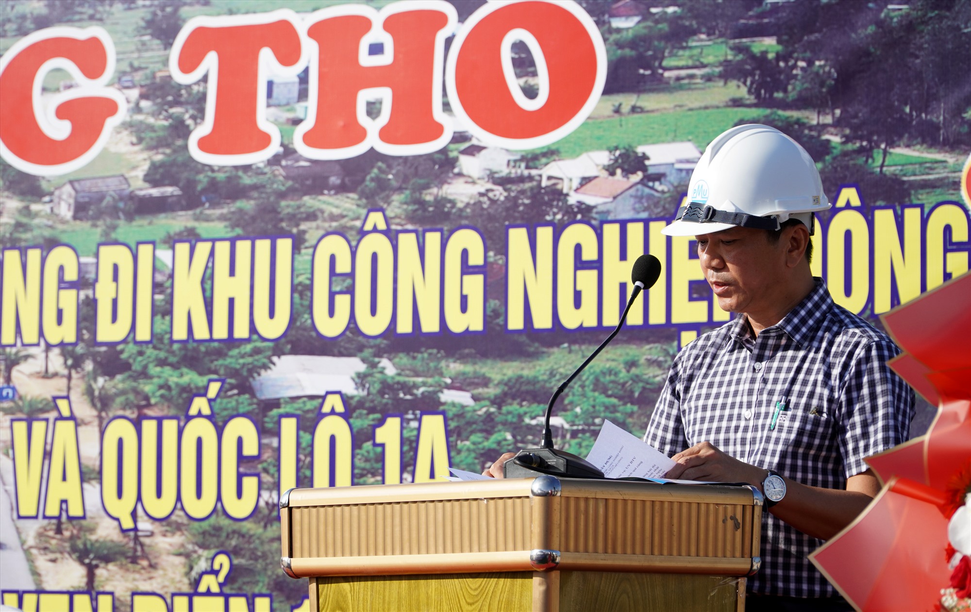 Mr. Tran Canh Ha - Deputy Director of the Provincial Traffic Construction Project Management Board spoke at the groundbreaking ceremony. Photo: H.Q