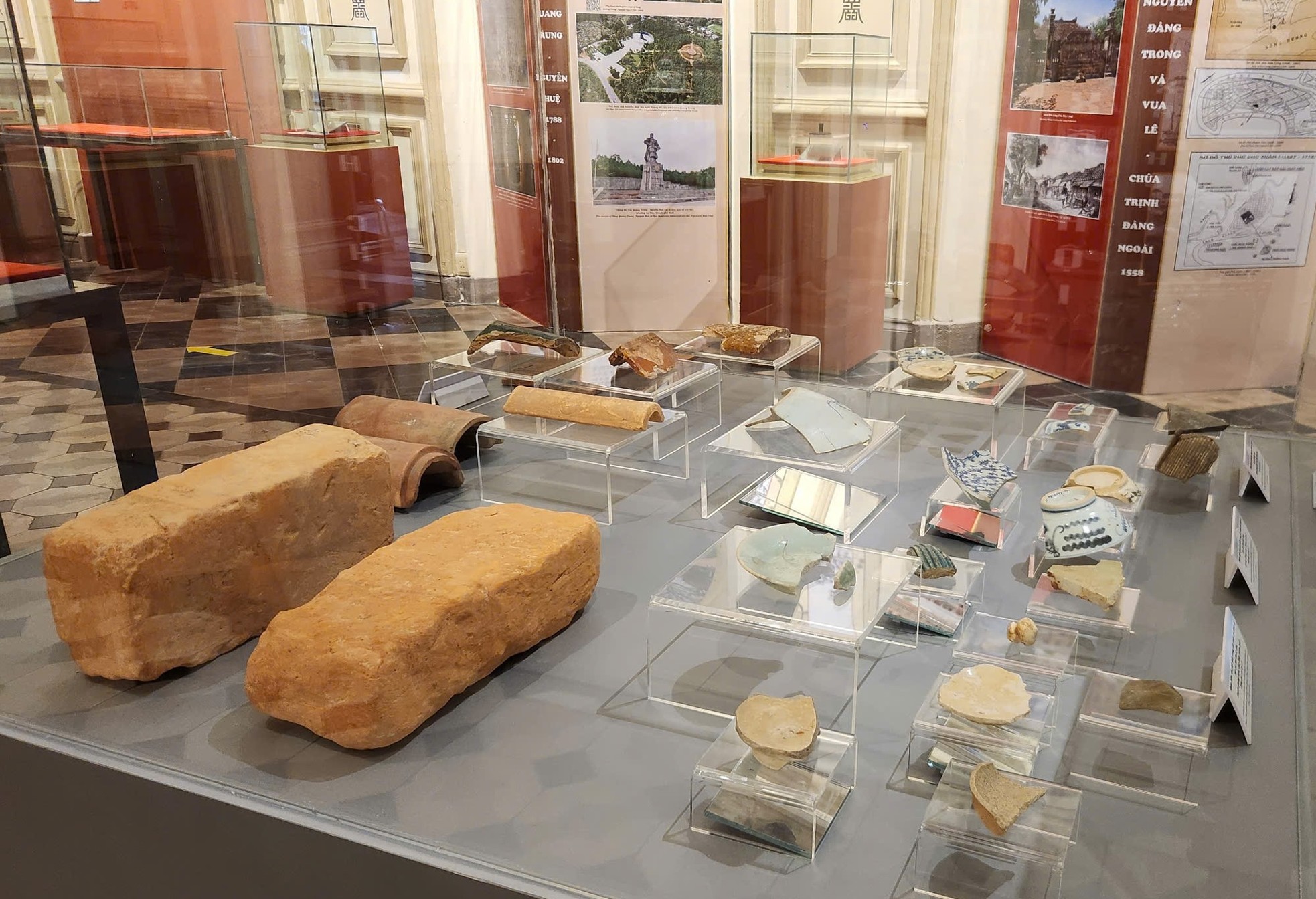 ホーチミン市で展示されているフエ地方のフースアン地方の貴重な骨董品のクローズアップ写真13