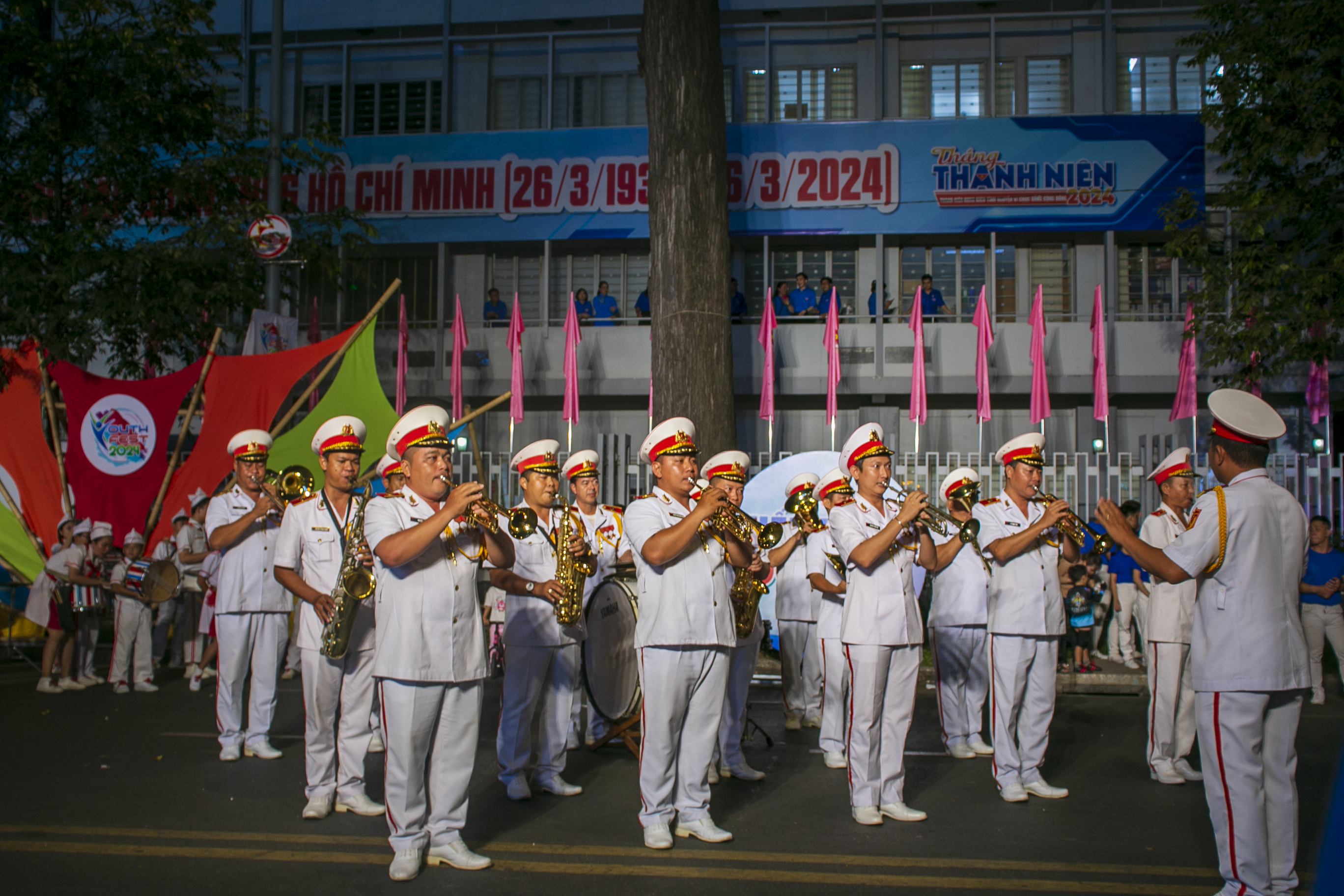 Giải trí - Youth Fest 2024: Nhiều du khách thích thú xem biểu diễn đường phố (Hình 3).