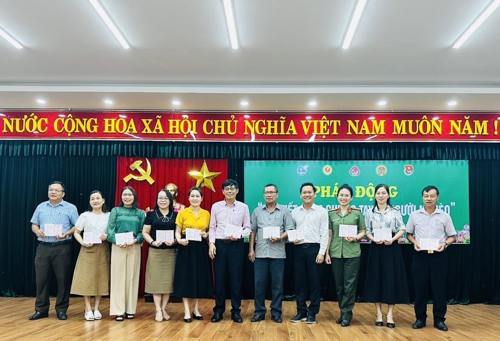 Quang Nam spreads "Saving money to join hands for the poor"