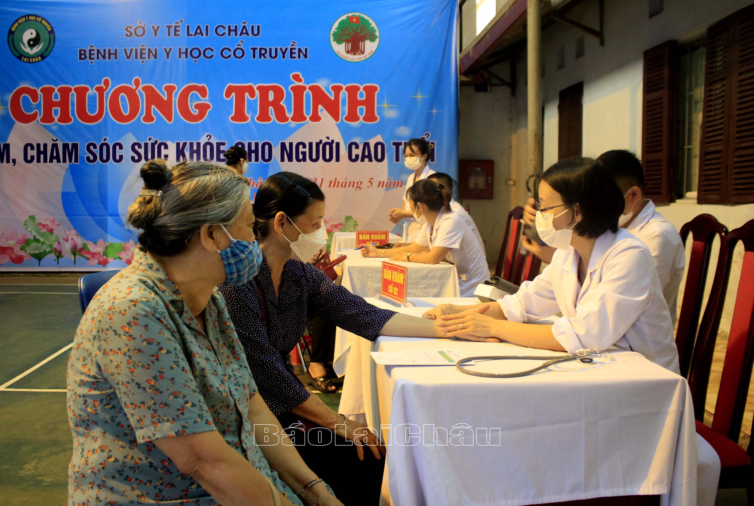 Các y, bác sĩ Bệnh viện Y học Cổ truyền tỉnh khám sàng lọc, tư vấn sức khoẻ cho người cao tuổi. 