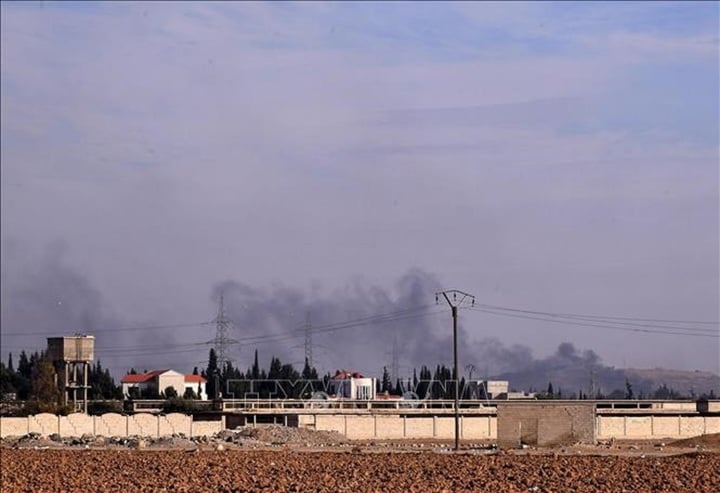 El humo se eleva después de un ataque aéreo israelí en Damasco, Siria, el 12 de diciembre de 2024. (Foto: THX/TTXVN)